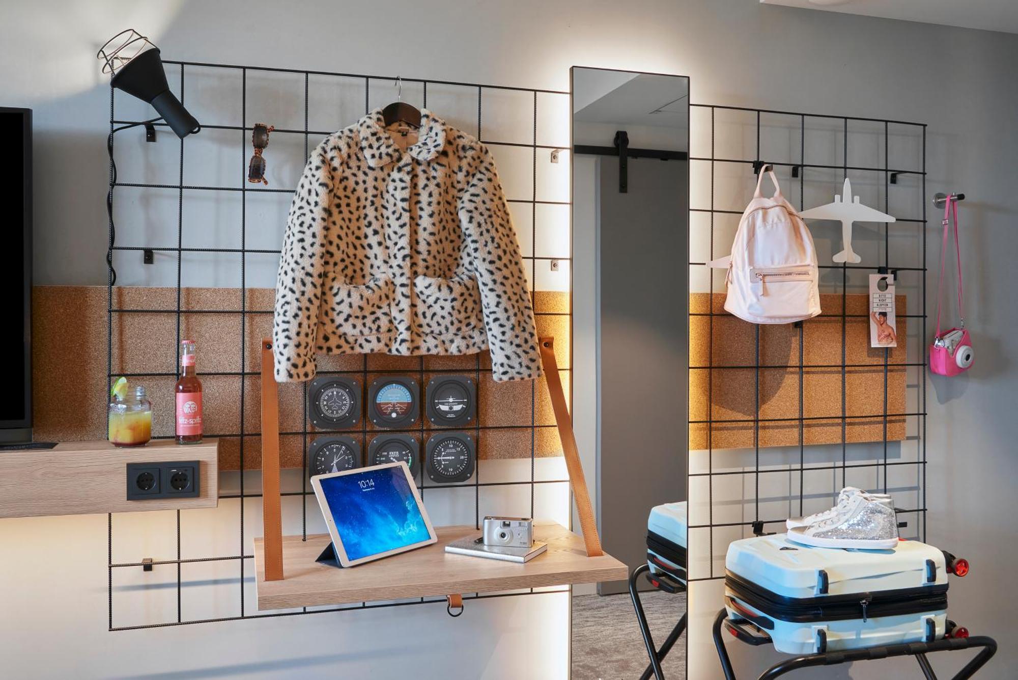 ホテル Moxy Cologne Muelheim エクステリア 写真